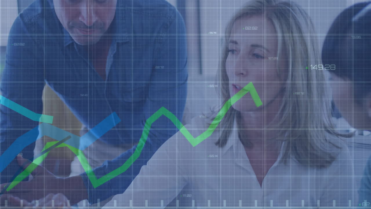 animación de gráficos en crecimiento con números cambiantes sobre diversos compañeros de trabajo discutiendo informes