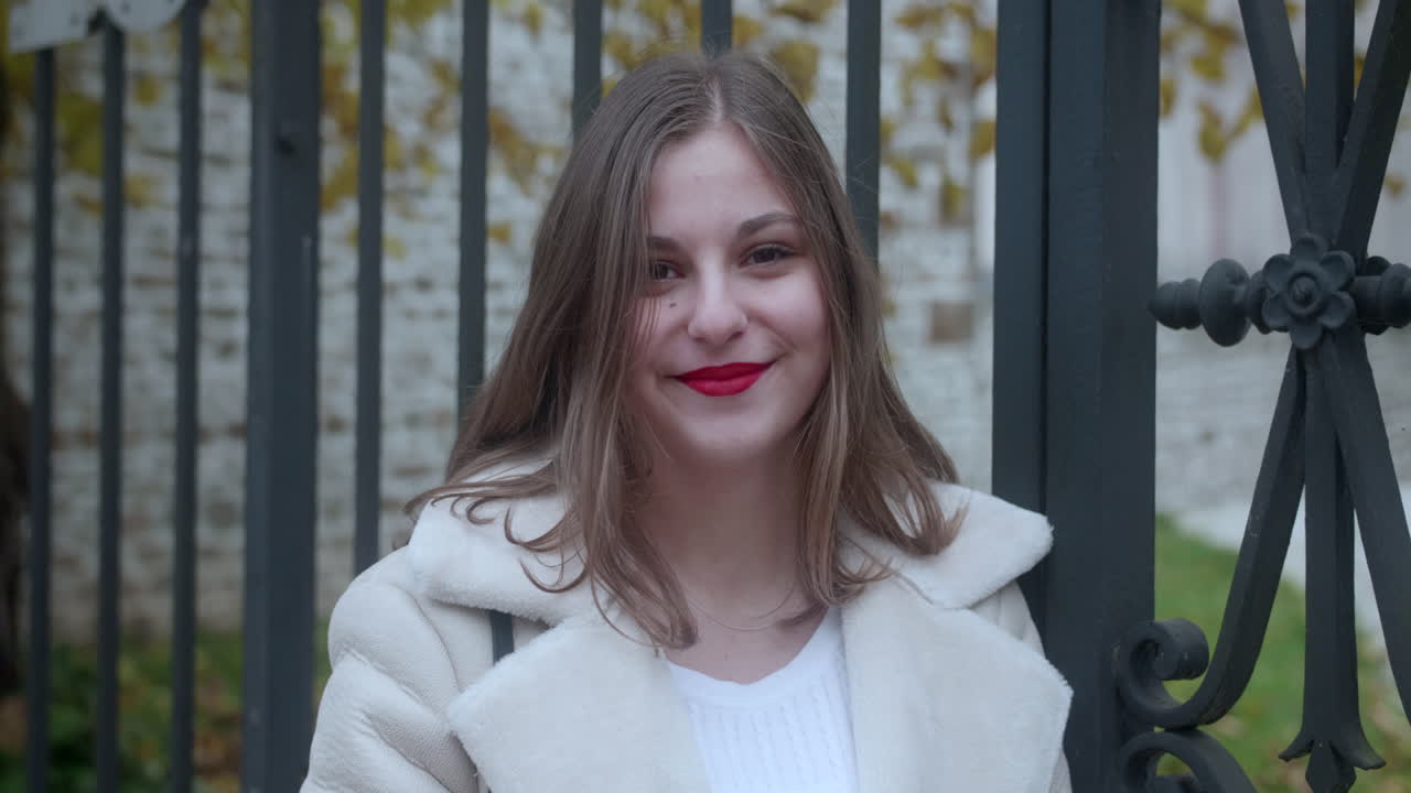 웃으면 서 카메라를 찾고 아름 다운 금발 소녀