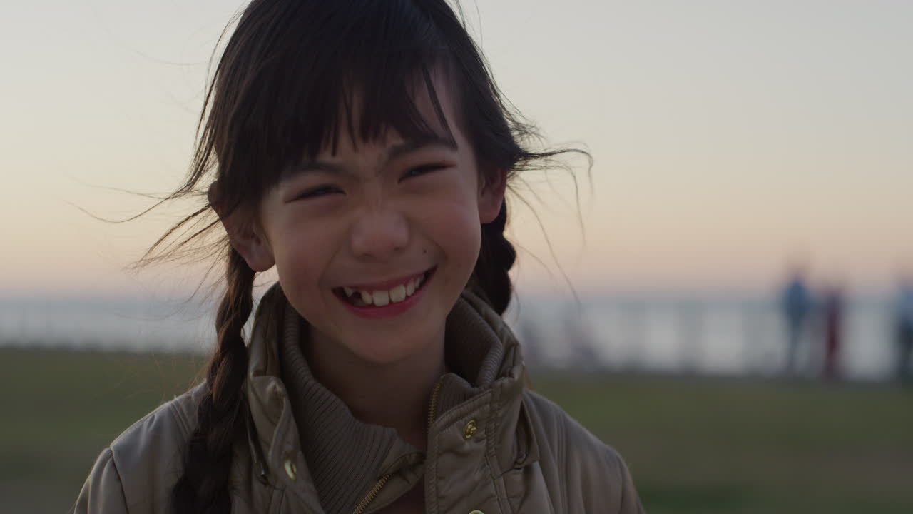 해변 공원에서 행복한 여름 휴가를 즐기며 웃는 작은 아시아 소녀의 초상화