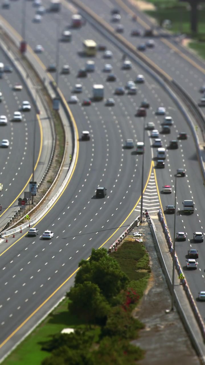 Højt vinkelbillede af travl flersporet motorvej med tilt-shift-effekt