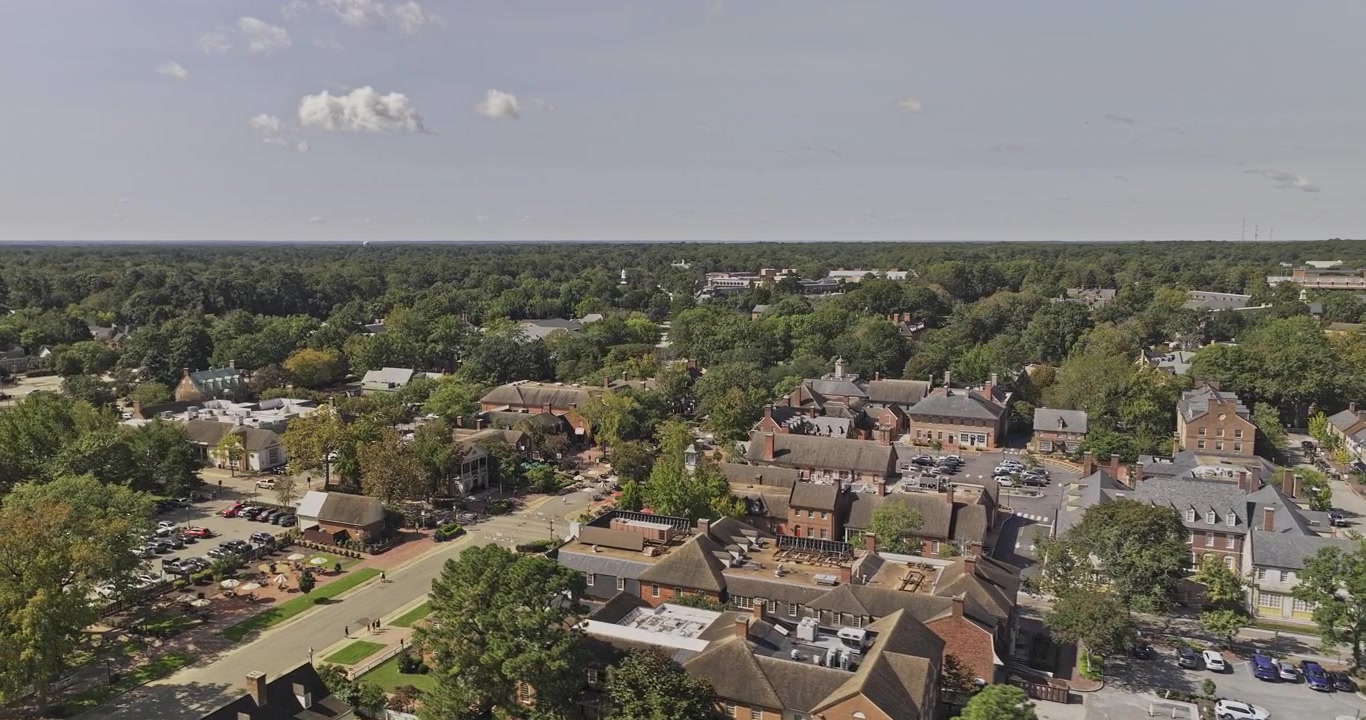 Williamsburg Virginia Luftfoto v1 lav overflyvning over boligområder, sentrum og universitetsområdet - Filmet med Mavic 3 Pro Cine - 30. september 2023