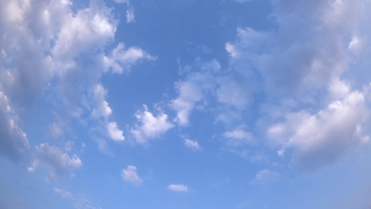 푸른 하늘과 구름, 아름다운 하늘과 태양, 구름을 배경으로 한 하늘, 구름과 날씨, 자연, 구름, 파란색.