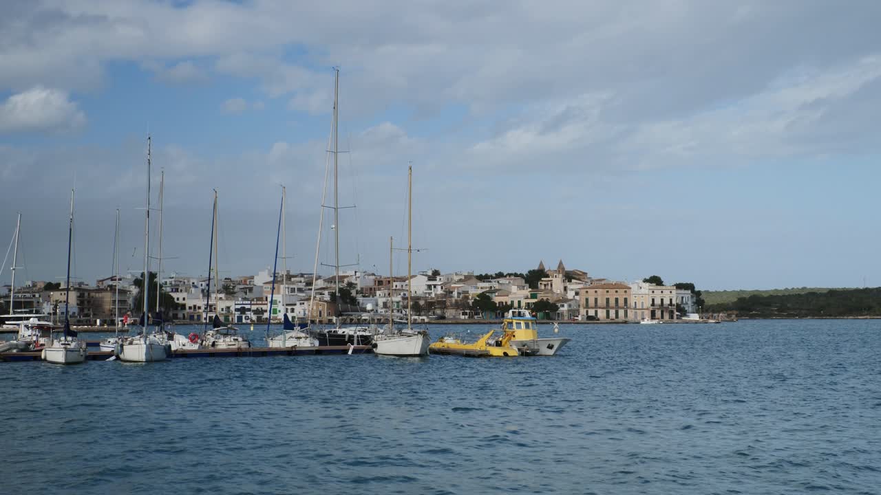 Il porto turistico di Portocolom in una giornata nuvolosa e ventosa. Maiorca, Spagna.