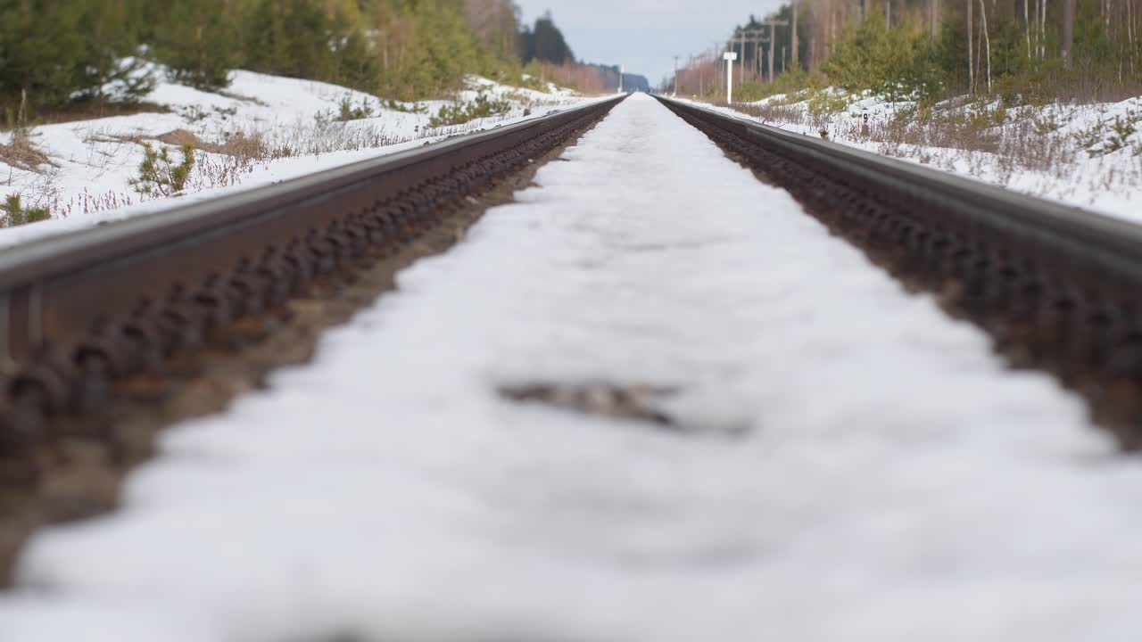 철로에 쌓인 눈. 선택적 초점