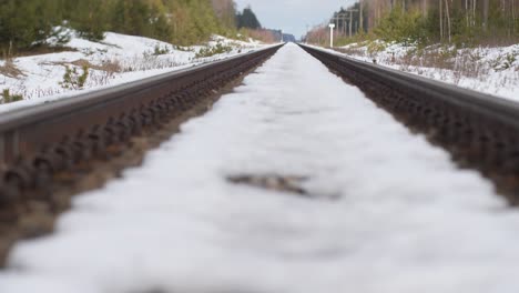 nieve en las vías del tren. enfoque selectivo