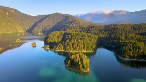 fabuloso paisaje del lago eibsee con agua turquesa frente a la cumbre de zugspitze bajo la luz del sol