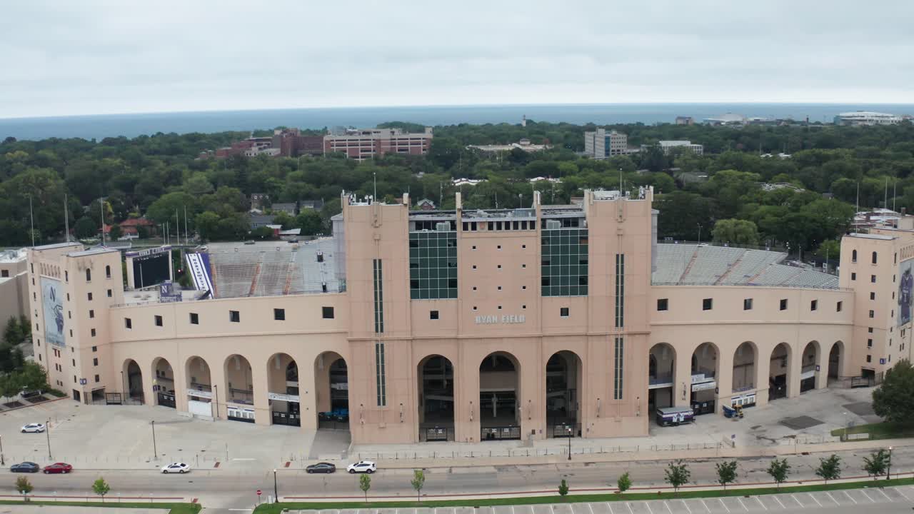 일리노이주 에반스턴에 있는 노스웨스턴 대학 캠퍼스의 라이언 필드 축구 경기장과 드론 비디오가 클로즈업
