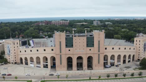 Estadio-De-Fútbol-Ryan-Field-En-El-Campus-De-La-Universidad-Del-Noroeste-En-Evanston,-Illinois-Con-Video-De-Drones-Saliendo-De-Cerca