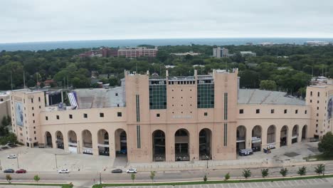 estadio de fútbol ryan field en el campus de la universidad del noroeste en evanston, illinois con video de drones saliendo de cerca