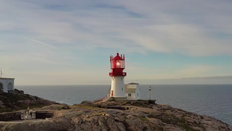 faro costero. el faro de lindesnes es un faro costero en el extremo sur de noruega.