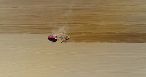 Traktor,-Der-In-Einem-Schönen,-Geräumigen-Landwirtschaftlichen-Feld-Arbeitet-2