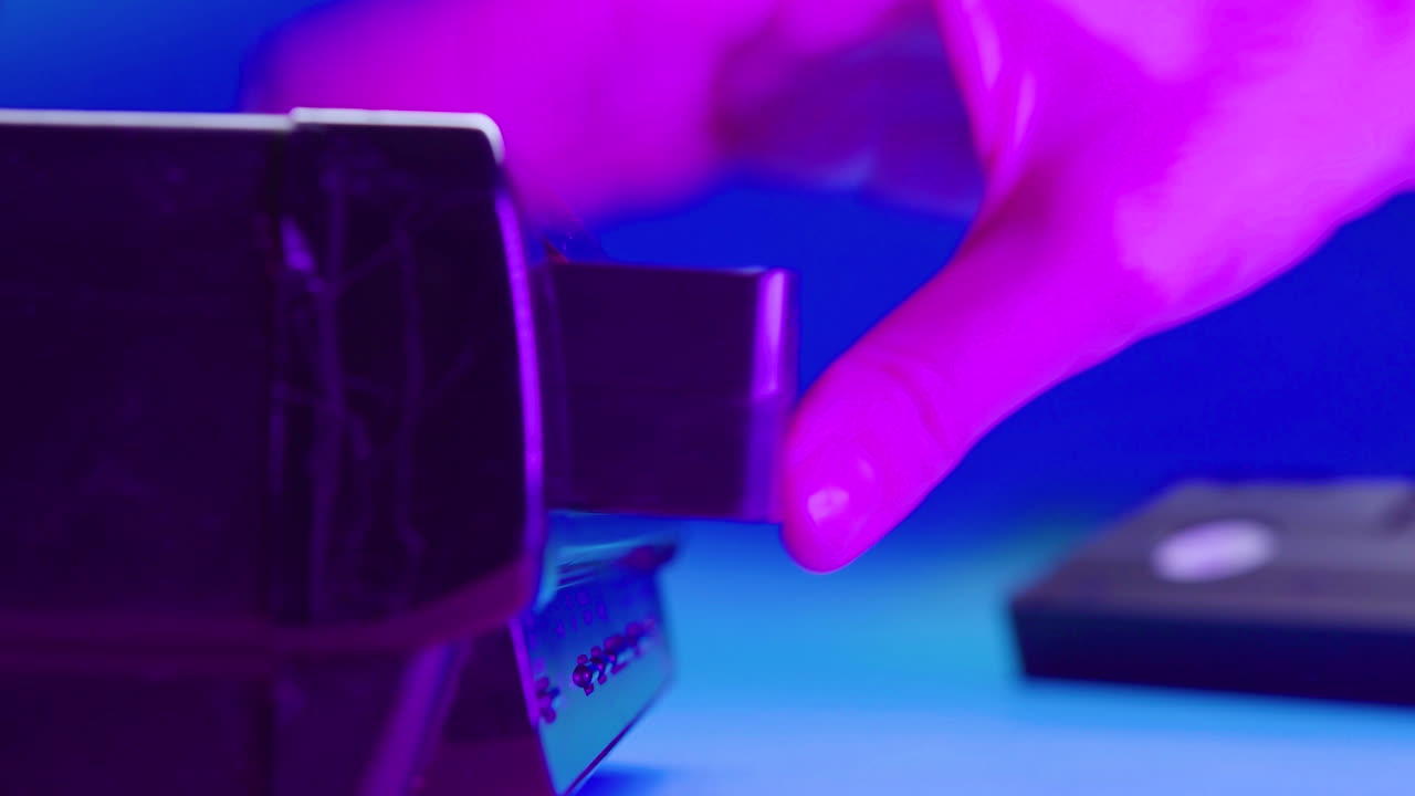 파란색 배경에 있는 비디오 vhs 장치의 근접 시각