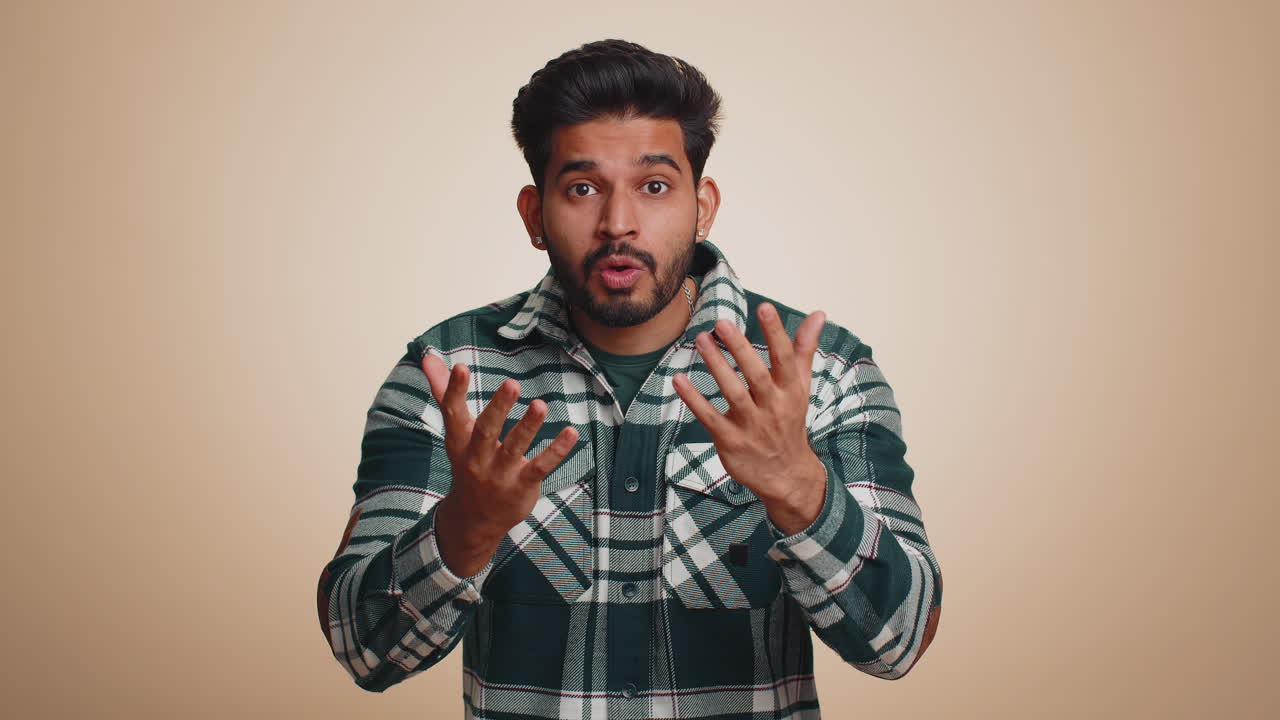 hombre asombrado emocionado sorpresa mirando a la cámara con grandes ojos, conmocionado por la repentina victoria wow emoción