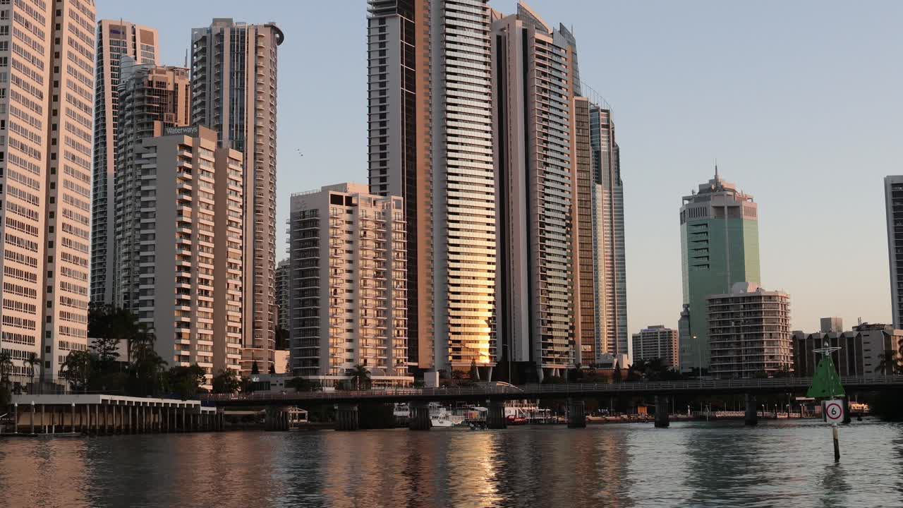 Time-lapse di un tramonto che si riflette sugli edifici della città