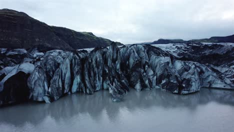 drone disparó volando hacia los lados y hacia arriba frente al glaciar solheimajokull, islandia en 4k