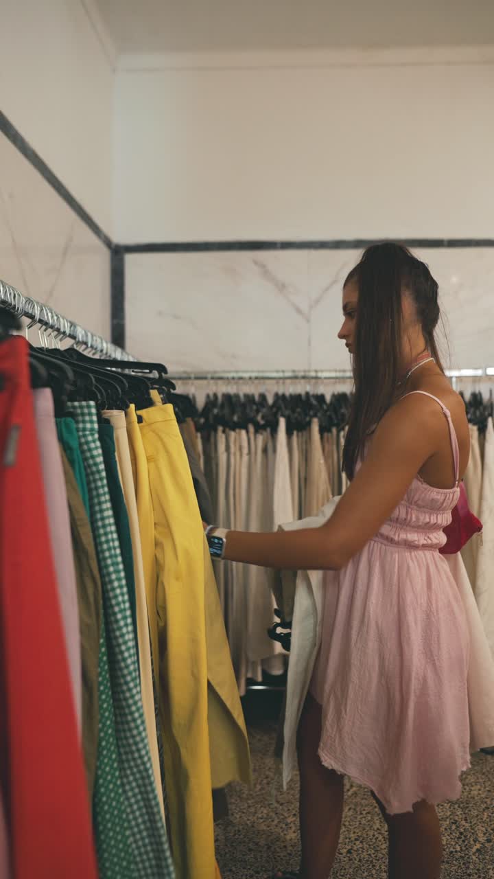 mujer comprando ropa en una tienda