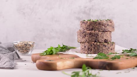 hamburguesa vegetal cruda con frijoles negros