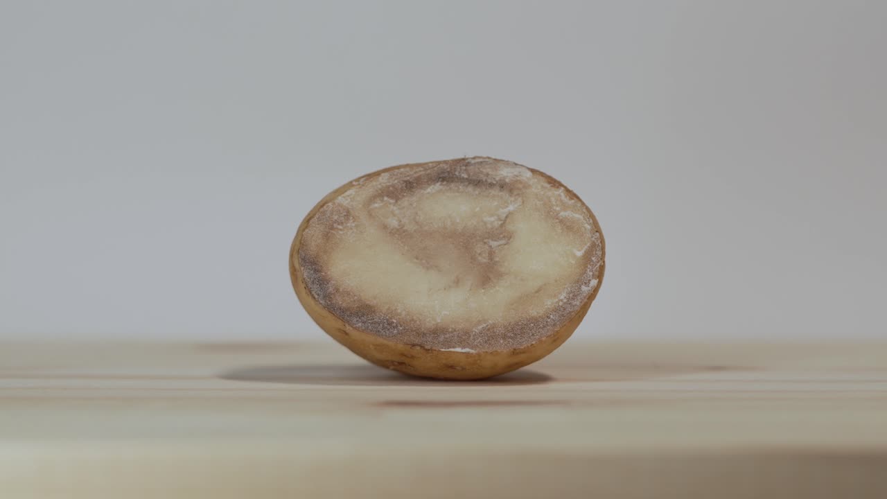 ⁇ 는 보드 에  ⁇ 은 감자 를 천천히 밀어 넣는 것