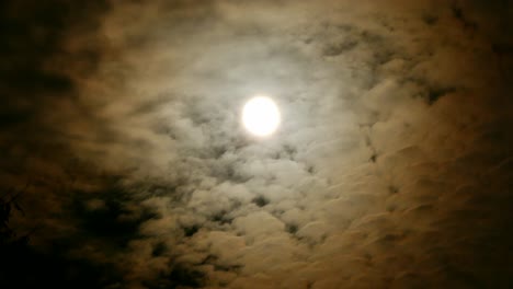 Nubes-Espesas,-Densas-Y-Espeluznantes-Con-Un-Brillo-Anaranjado-Que-Se-Desplaza-Lentamente-Frente-A-La-Brillante-Luna-Llena-Iluminada-De-Una-Boda-De-Invierno-De-Otoño-De-Halloween-Del-28-De-Octubre-De-2023,-En-4k,-Filmada-Con-Lumix-Fz-300