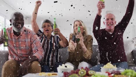 confeti cayendo contra dos parejas diversas de alto nivel con cervezas animando mientras ven deportes en casa