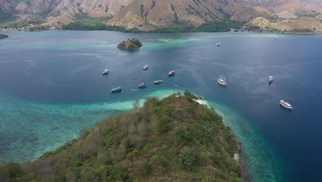 vista aérea de la isla de kelor, parque nacional de komodo, indonesia