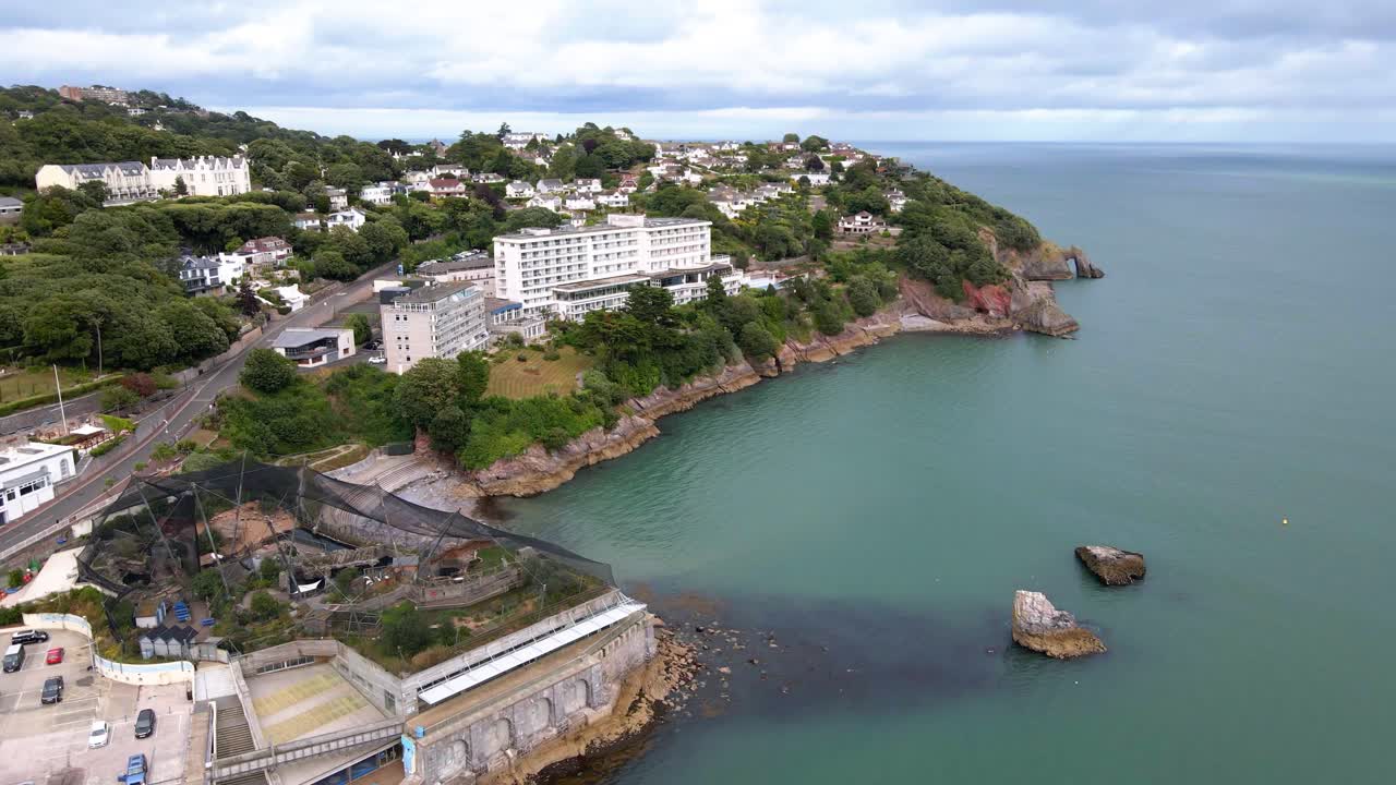 해안선 해변 도시 토키, 영국 - 공중 드론 촬영