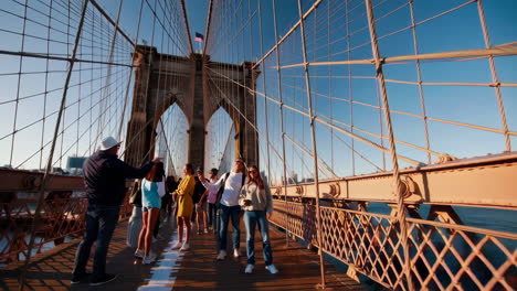 el puente de brooklyn en la ciudad de nueva york.