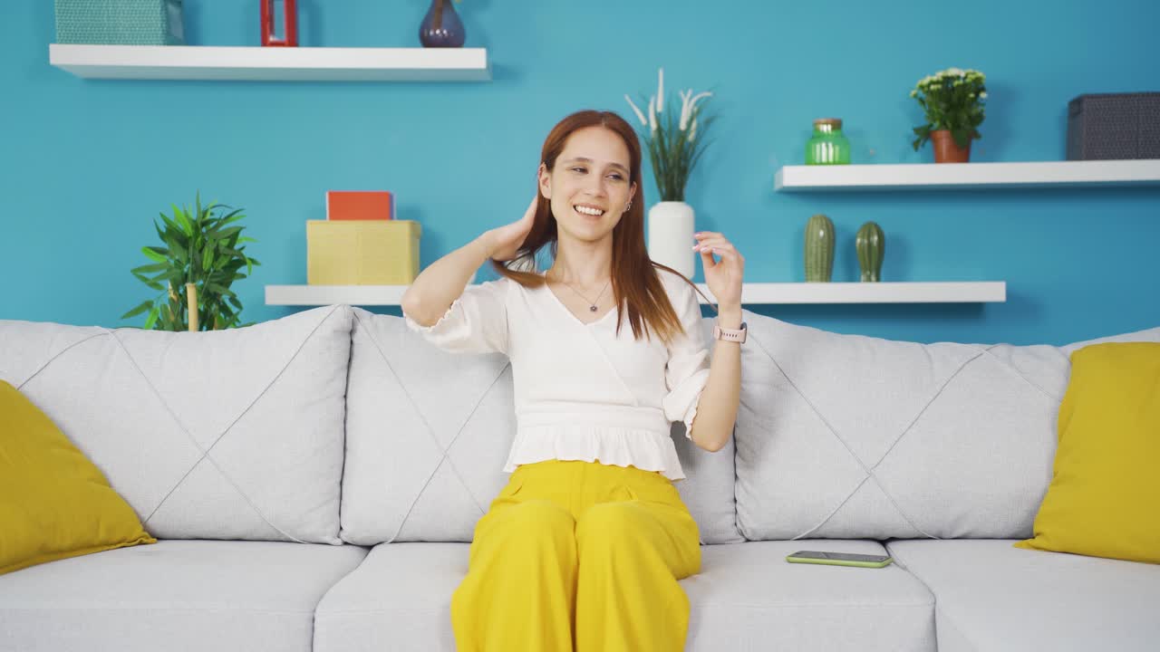 좋은  ⁇ 새를 맡는 젊은 여성은 행복합니다.