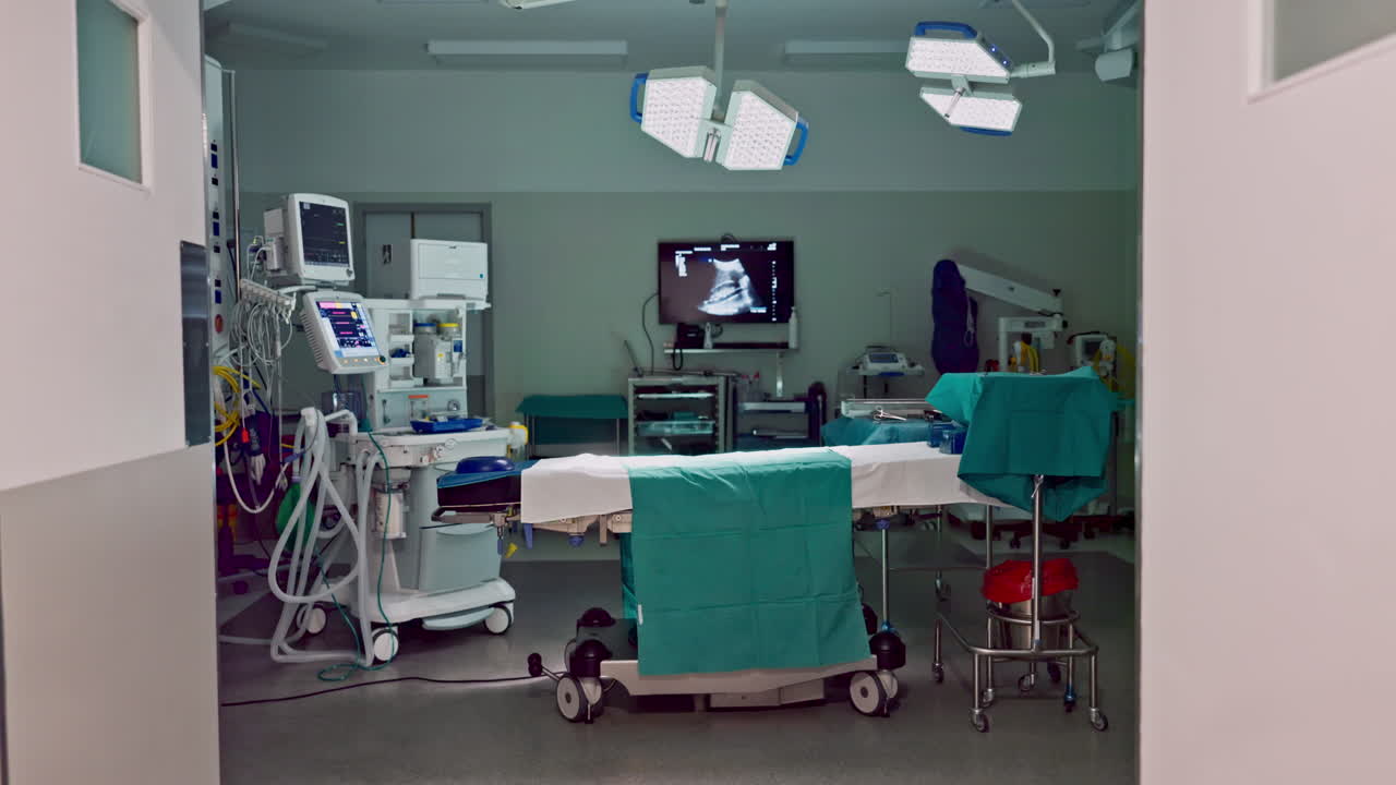 Hospital vacío, material médico y quirófano