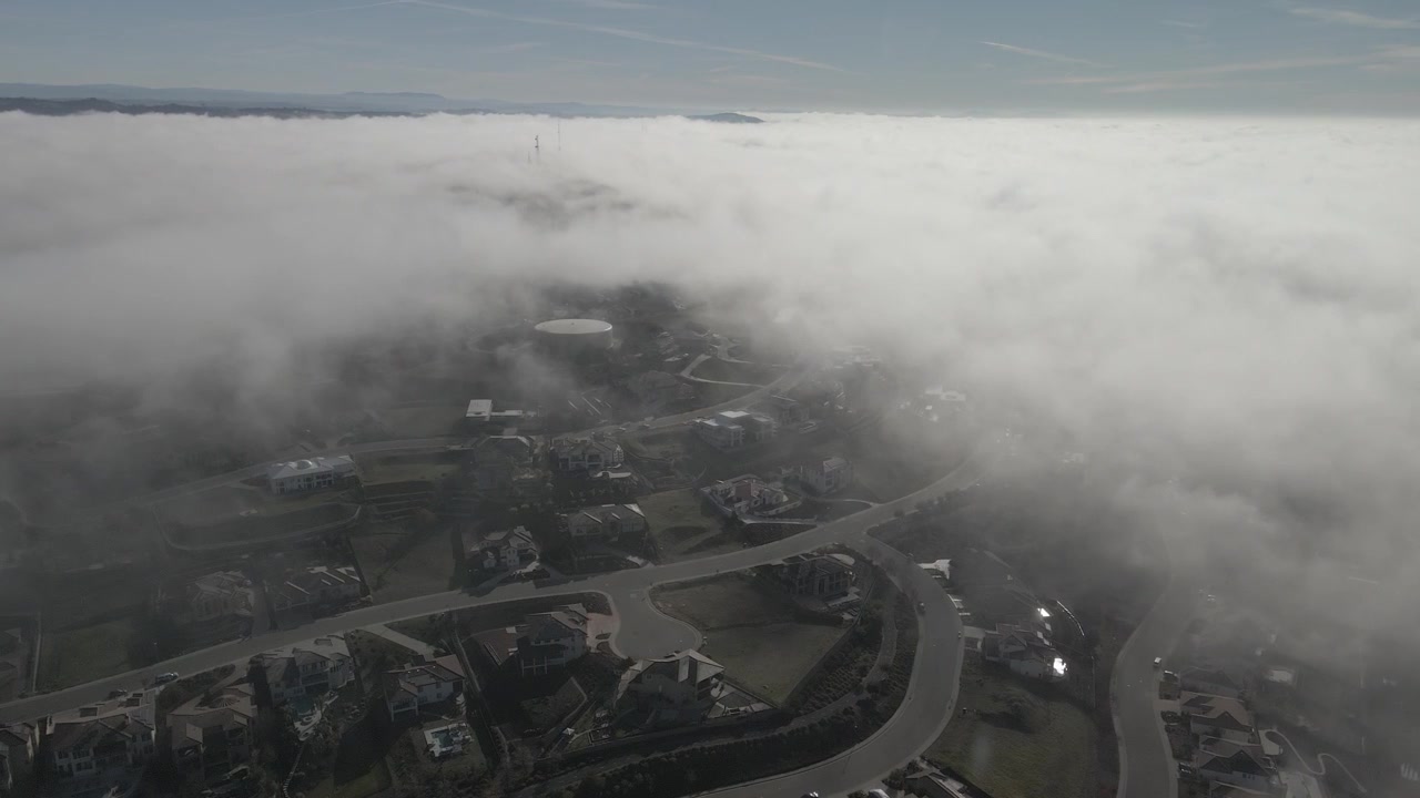 Flyver over et kvarter i Central Valley i Californien i opstigende tåge.