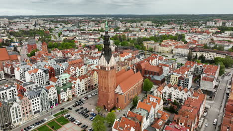 tomada aérea de la iglesia en la ciudad polaca de elblag en la ciudad vieja