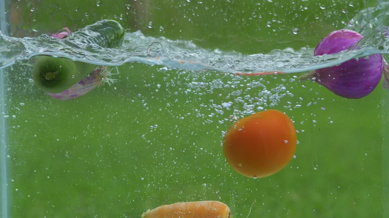 verduras que caen en el agua, haciendo hincapié en la importancia de lavar los alimentos para la frescura y la salud
