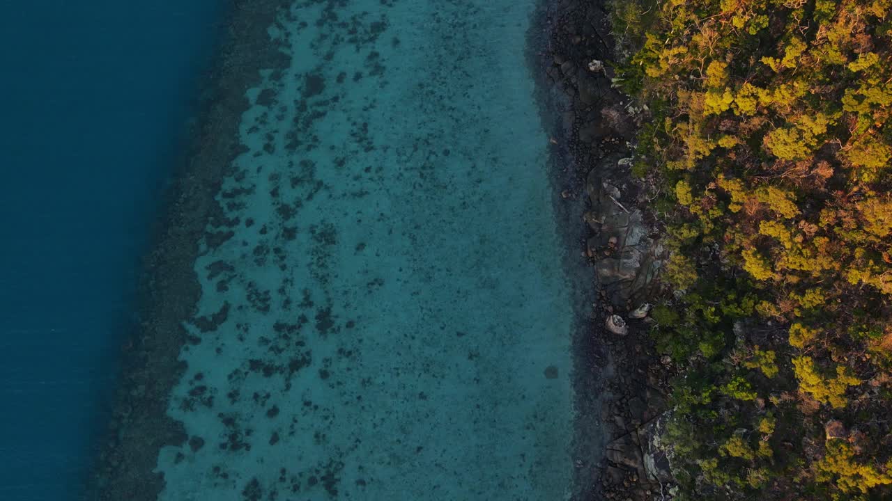 Veduta Aerea delle Acque Cristalline del Fiordo di Hook Island - Isola Panoramica a Whitsunday, QLD, Australia