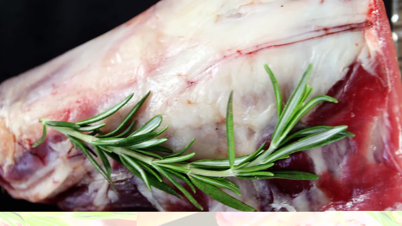 trozo de costilla en un recipiente de plástico