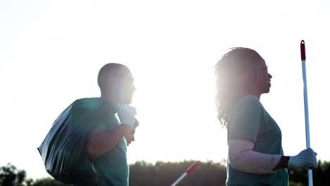 Voluntarios-Sonrientes-Con-Rastrillos