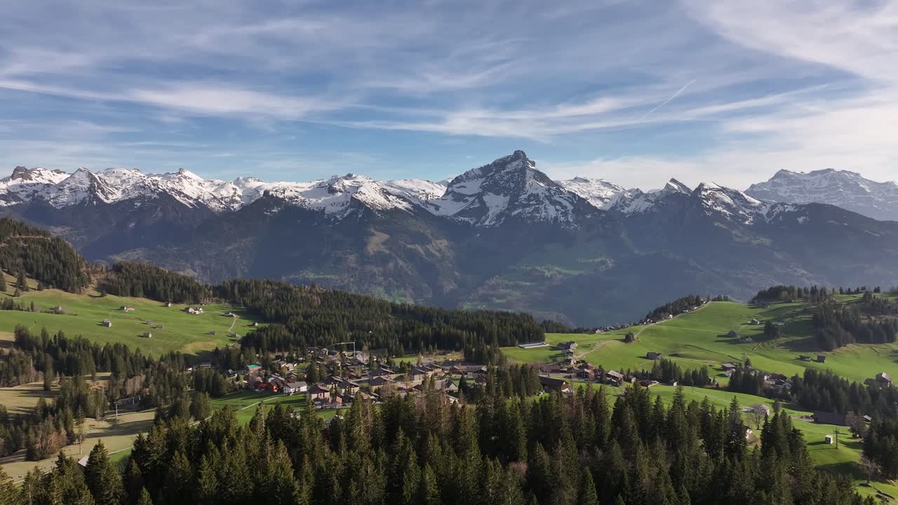 스위스 암덴 아벤부엘 의 알프스 마을 과 산꼭대기 - 공중 사진