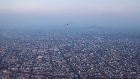 Avión-Comercial-Sobrevuela-La-Ciudad-De-México-A-La-Hora-Azul,-Después-Del-Atardecer