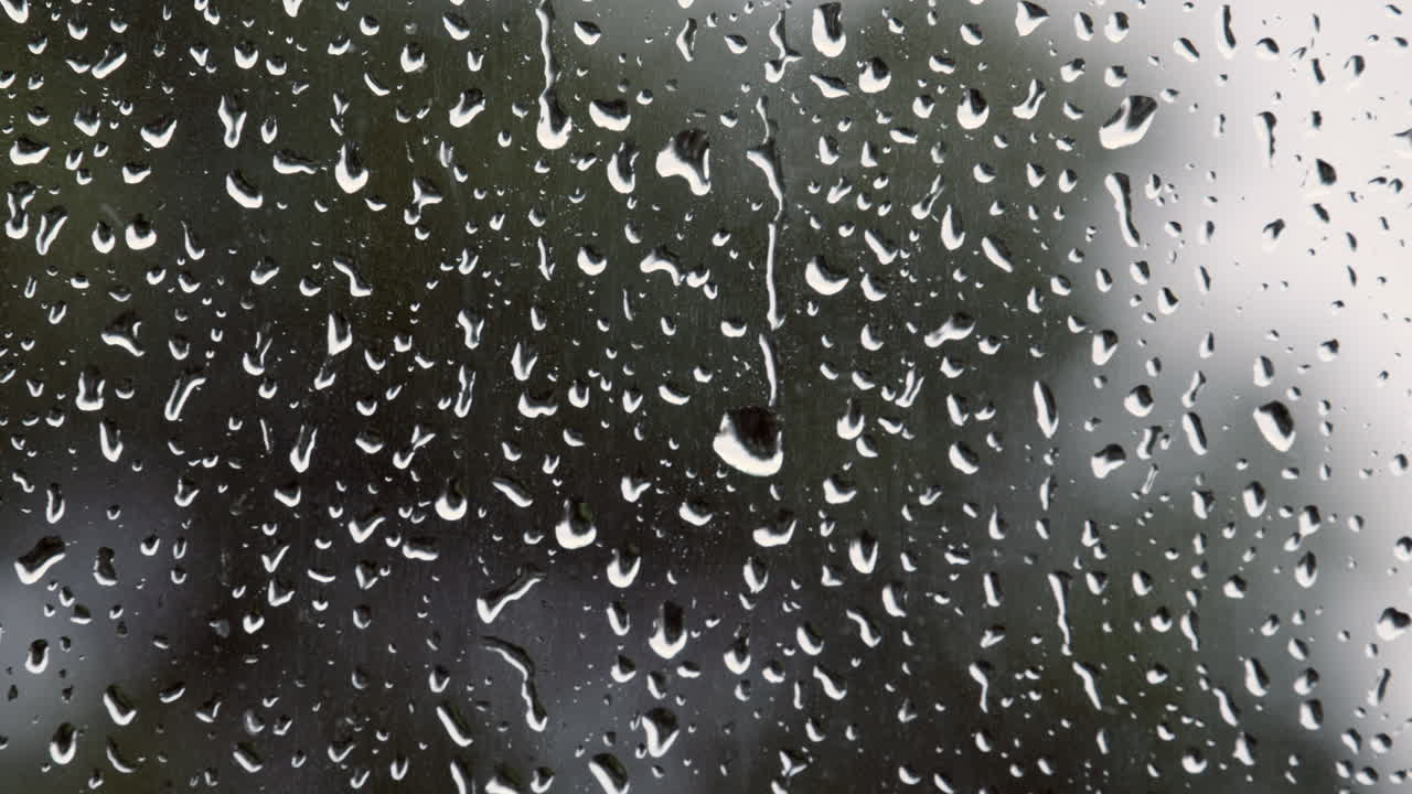 잉글랜드 워스터셔 에서 여름 폭풍 이 났을 때 창문 에 떨어지는 비방울