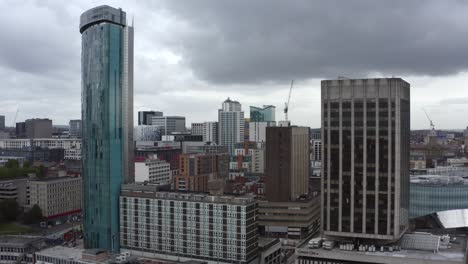 Drone-Shot-Sobrevolando-El-Centro-De-La-Ciudad-De-Birmingham-En-Inglaterra-03