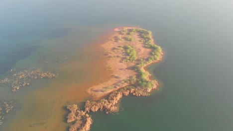 Vista-Aérea-De-La-Isla-En-El-Lago-Keenjhar-En-Thatta-En-Pakistán