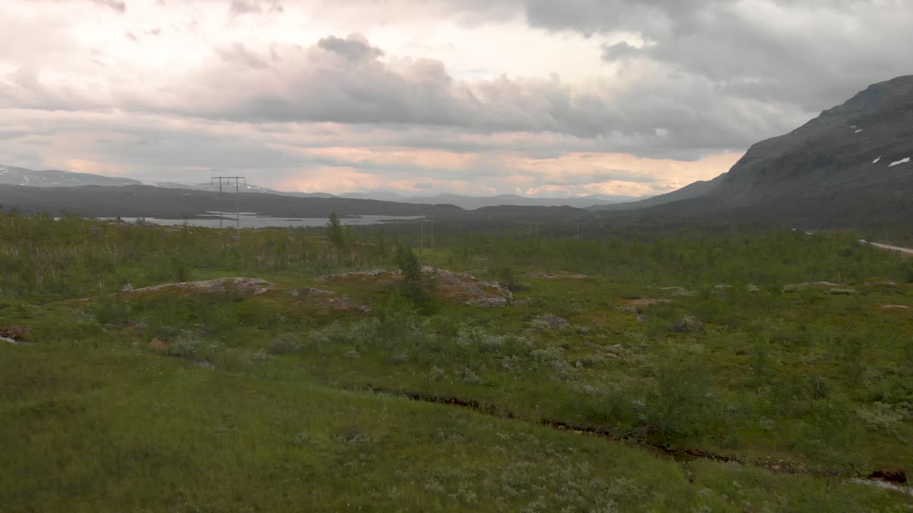 imágenes aéreas por avión no tripulado sobre escénicas montañas, lagos y verdes
