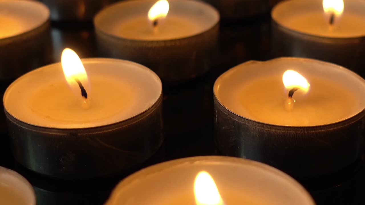 Candele su sfondo nero