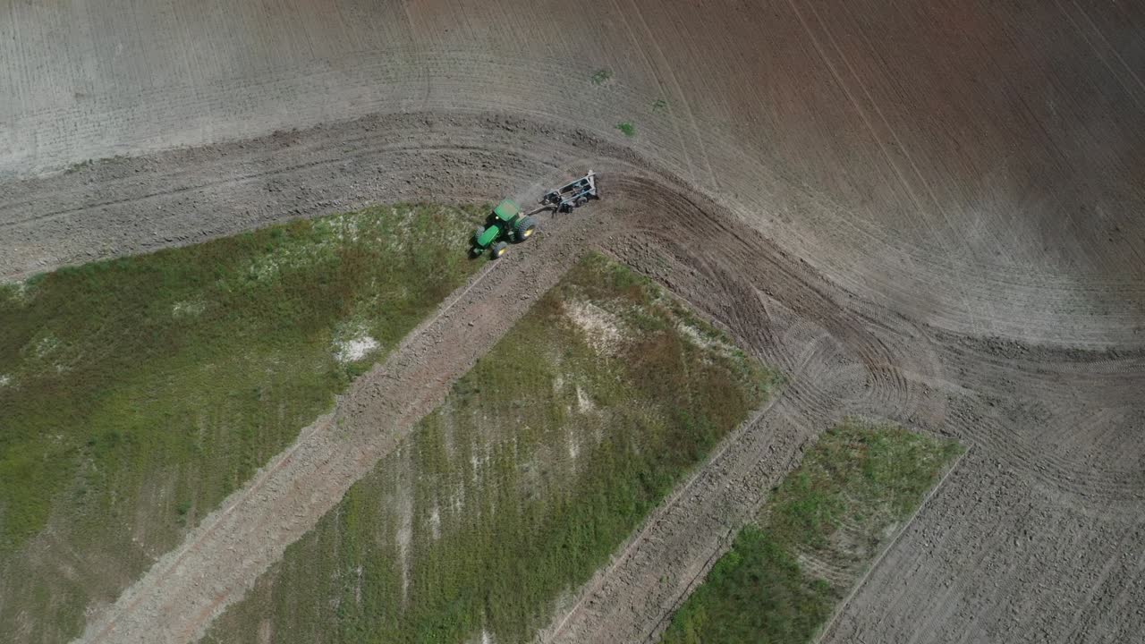 브라질 사바나에서 콩을 심기 위해 밭을 갈고 있는 트랙터