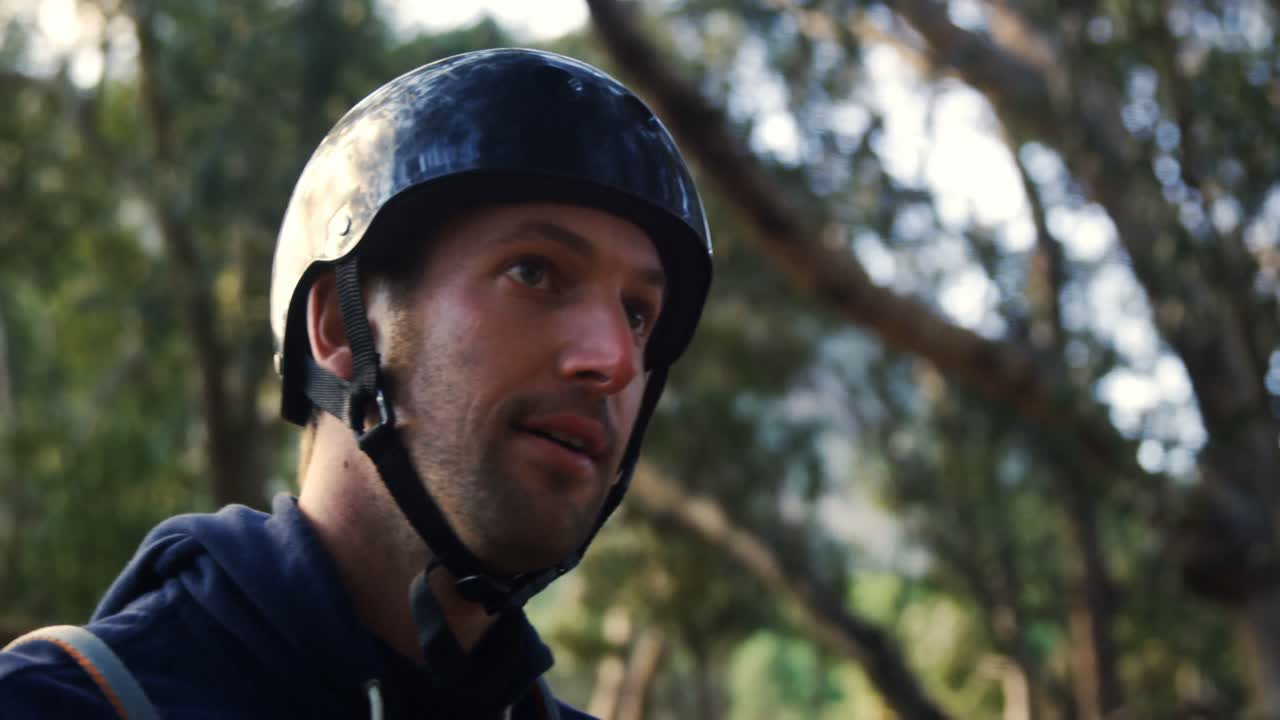 maestro guiando a los estudiantes en una excursión de campo 4k