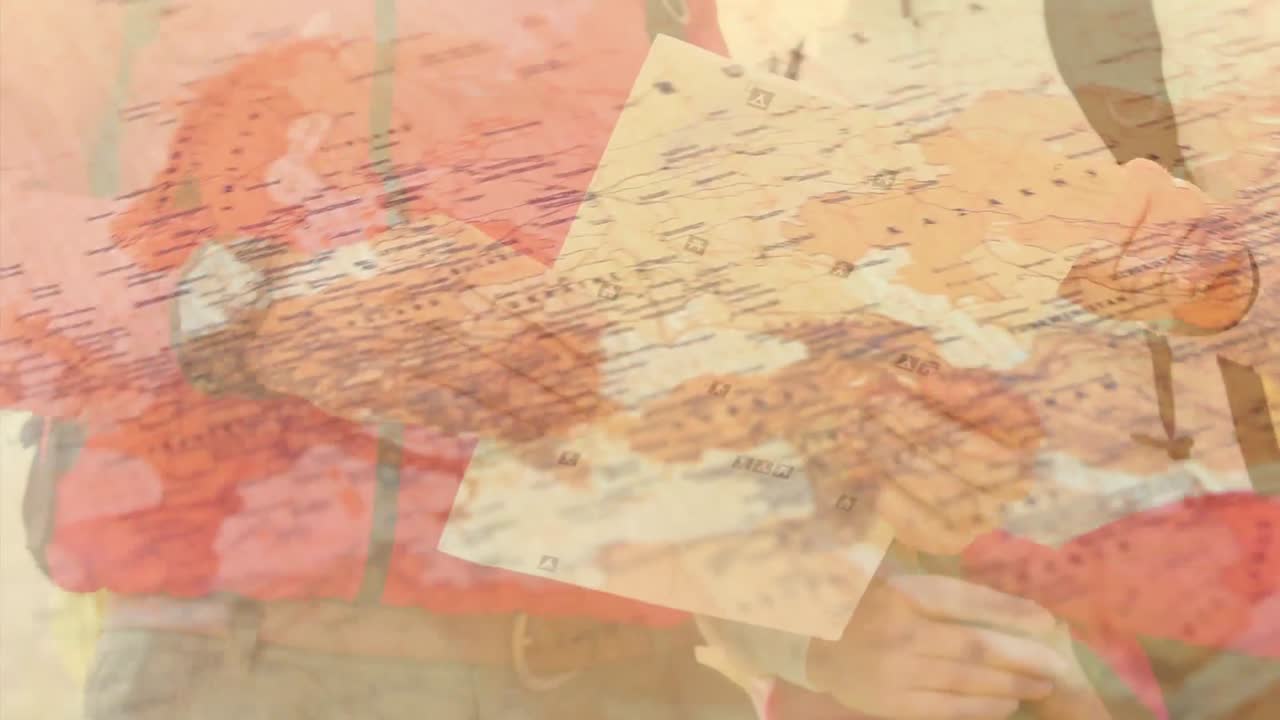 백인 노인 부부의 중간 섹션이 빠르게 움직이는 세계 지도에서 지도를 분석하고 있습니다.