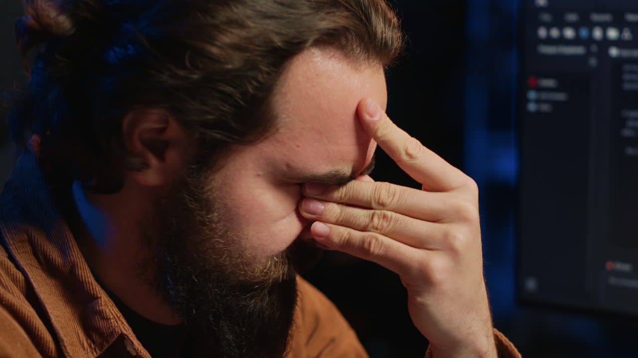 especialista desconcertado después de ser incapaz de eliminar todos los errores de codificación