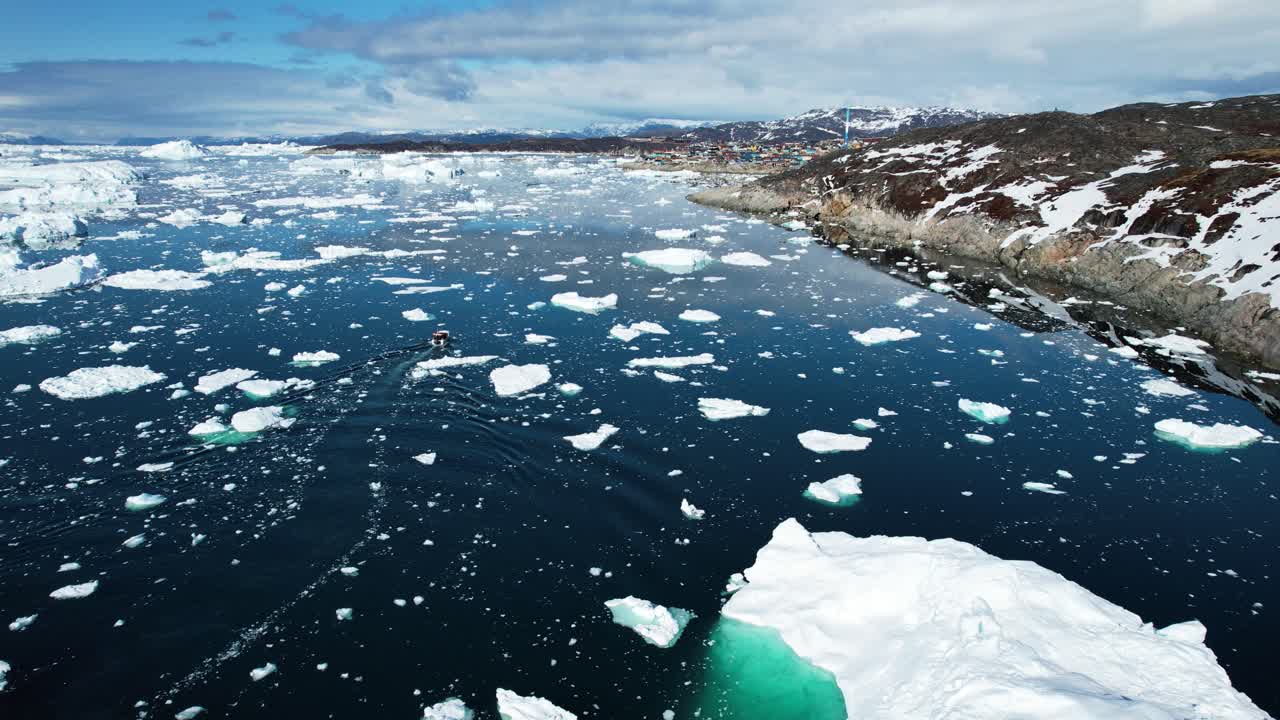 깊은 바다에서 녹는 빙하 조각을 통해 항해하는 보트, 공중 사진, 그린란드