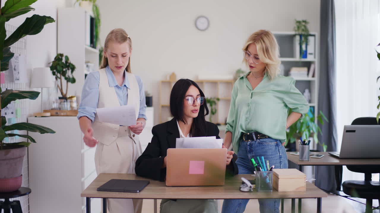 Responsabile del team delega compiti ai dipendenti in ufficio