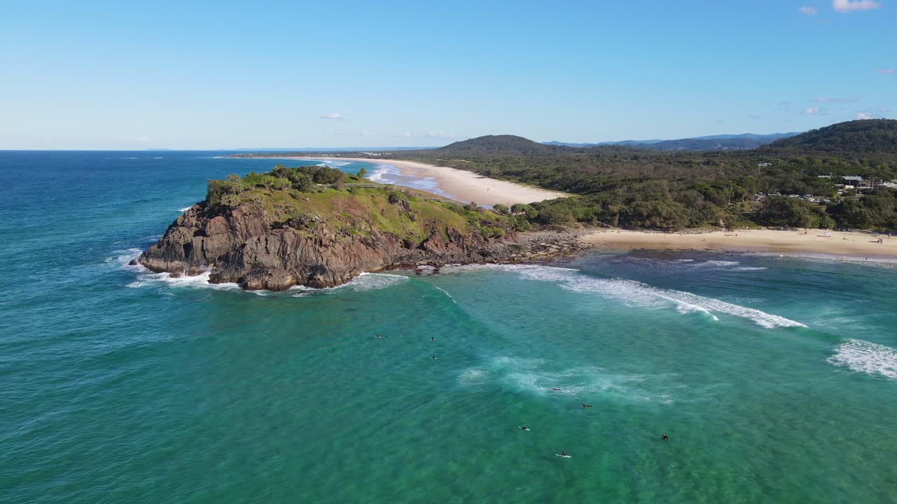 vista aérea de personas surfeando en el océano azul en verano - surfeando en la playa de cabarita con cabecera de norries