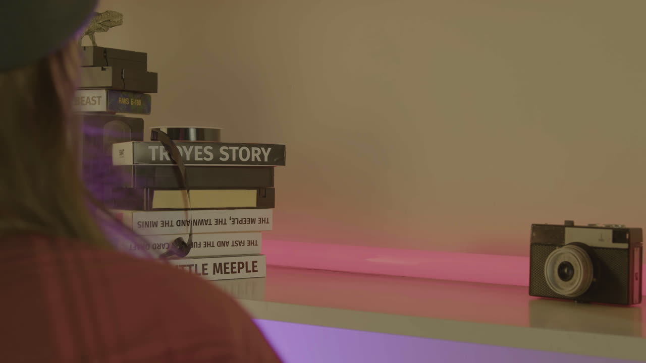 casetes de vhs en un estante